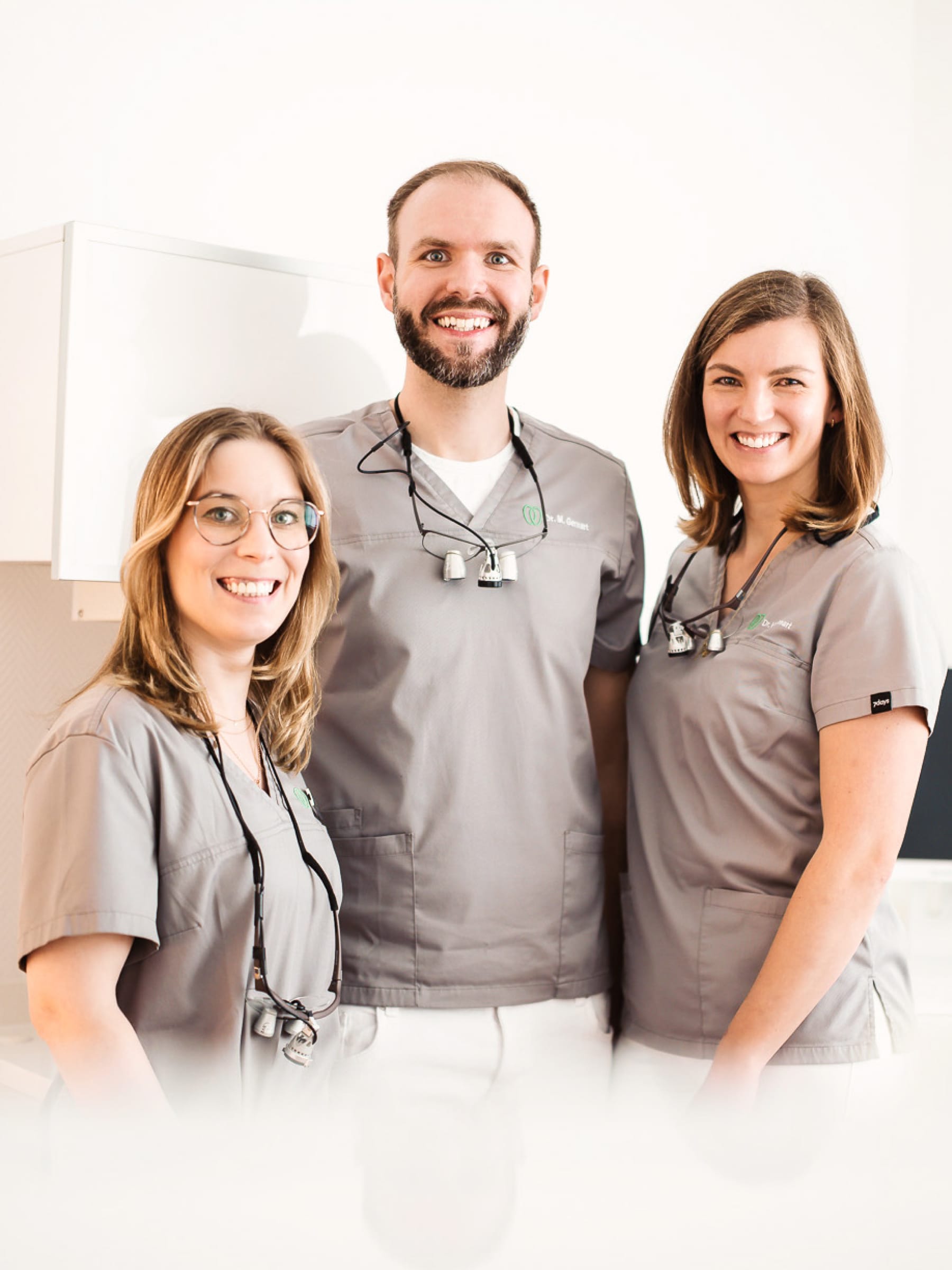 Portrait des Zahnärzte-Teams mit Dr. Marvin Gernart, Dr. Verena Gernart und Katharina Böttcher