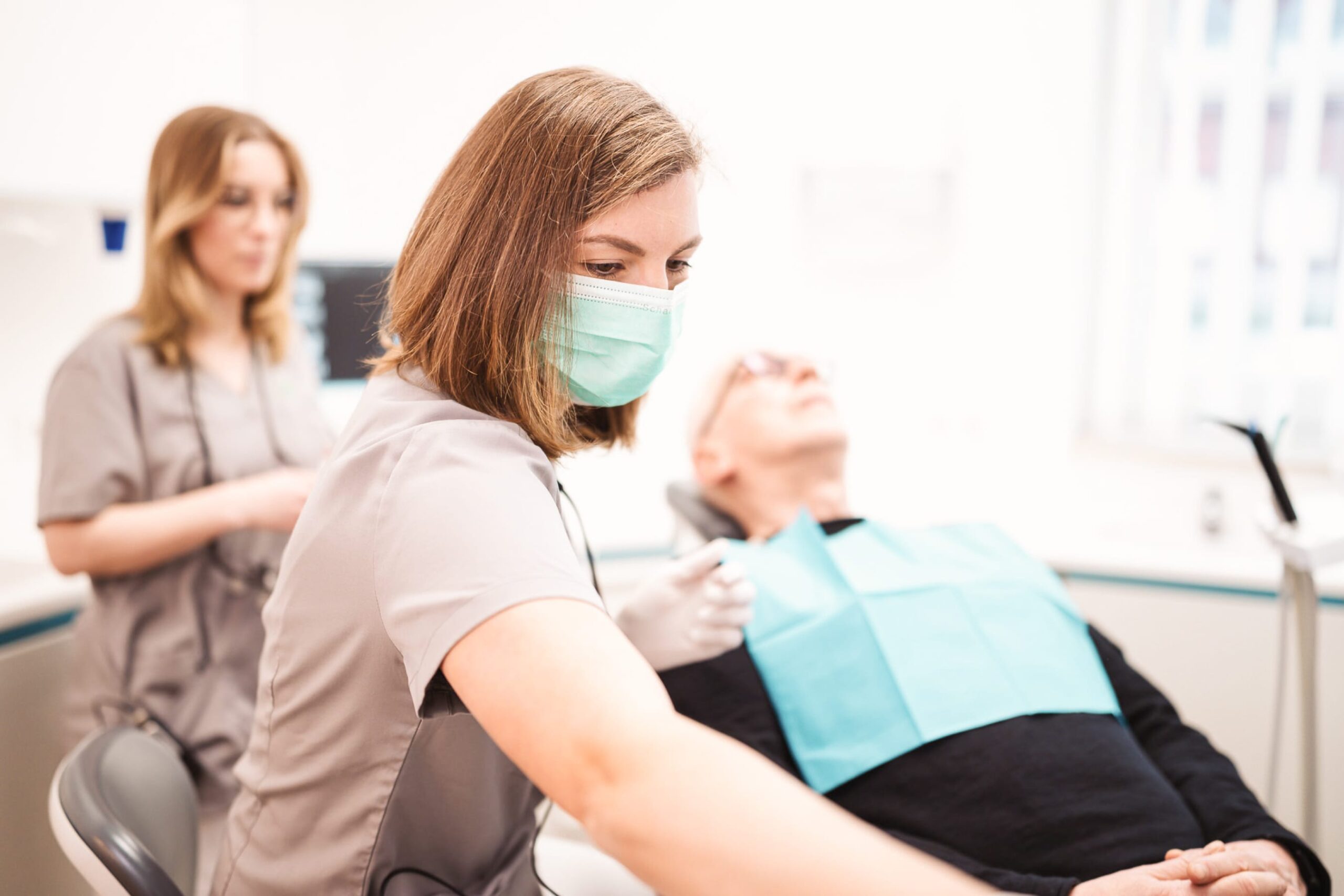 Dr. Verena Gernart behandelt einen Patienten