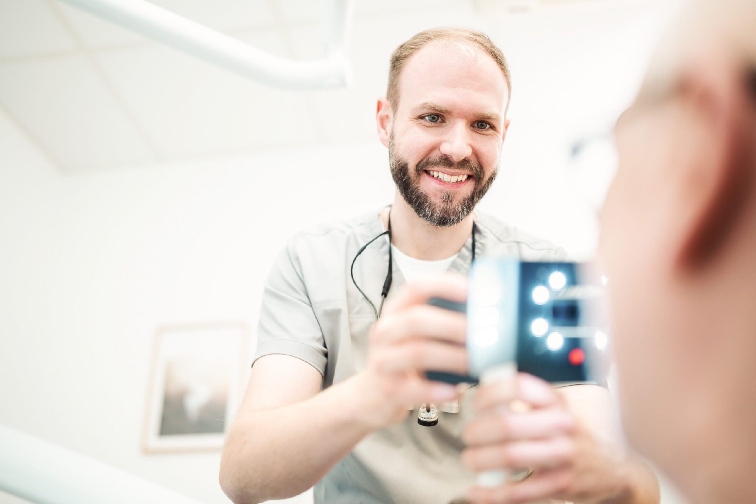 Dr. Marvin Gernart behandelt einen Patienten