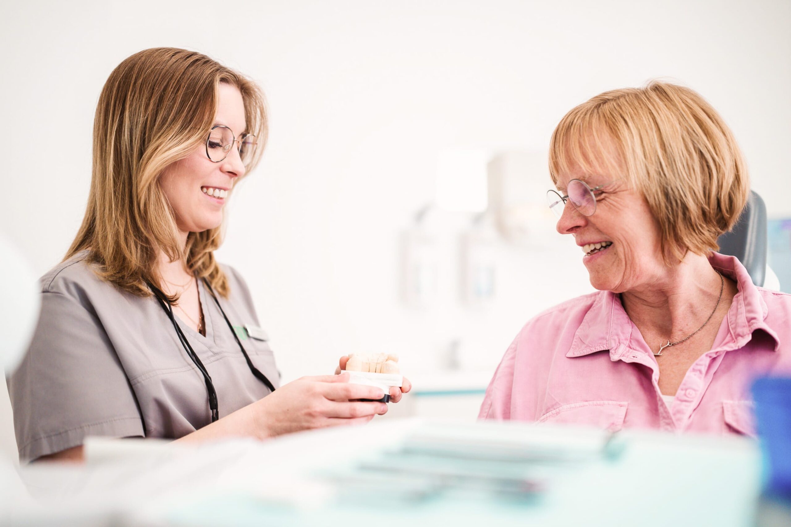 Assistenzzahnärztin Katharina Böttcher erklärt einer Patientin etwas