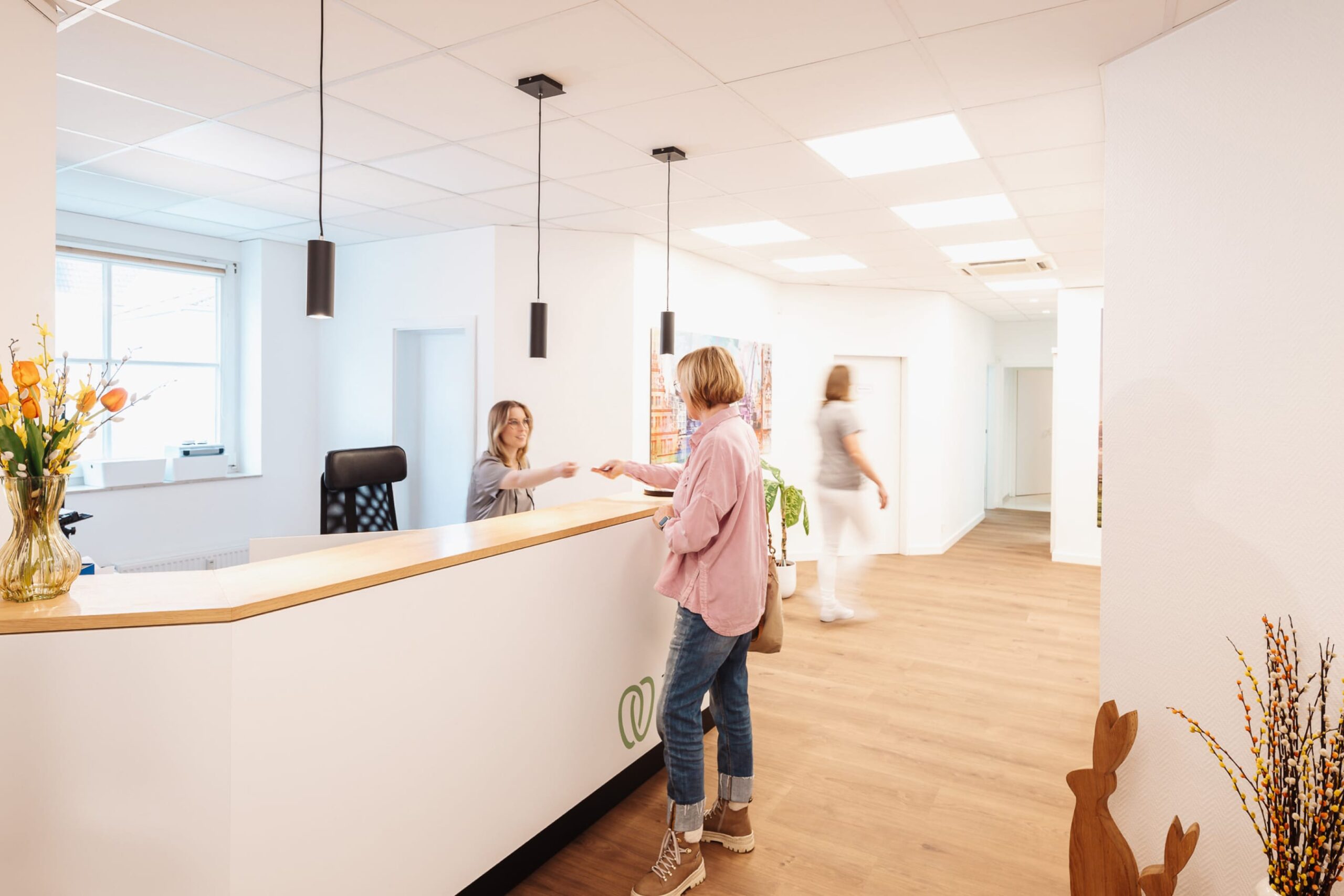 Großer, heller Empfangsbereich der Praxis Dr. Marvin Gernart