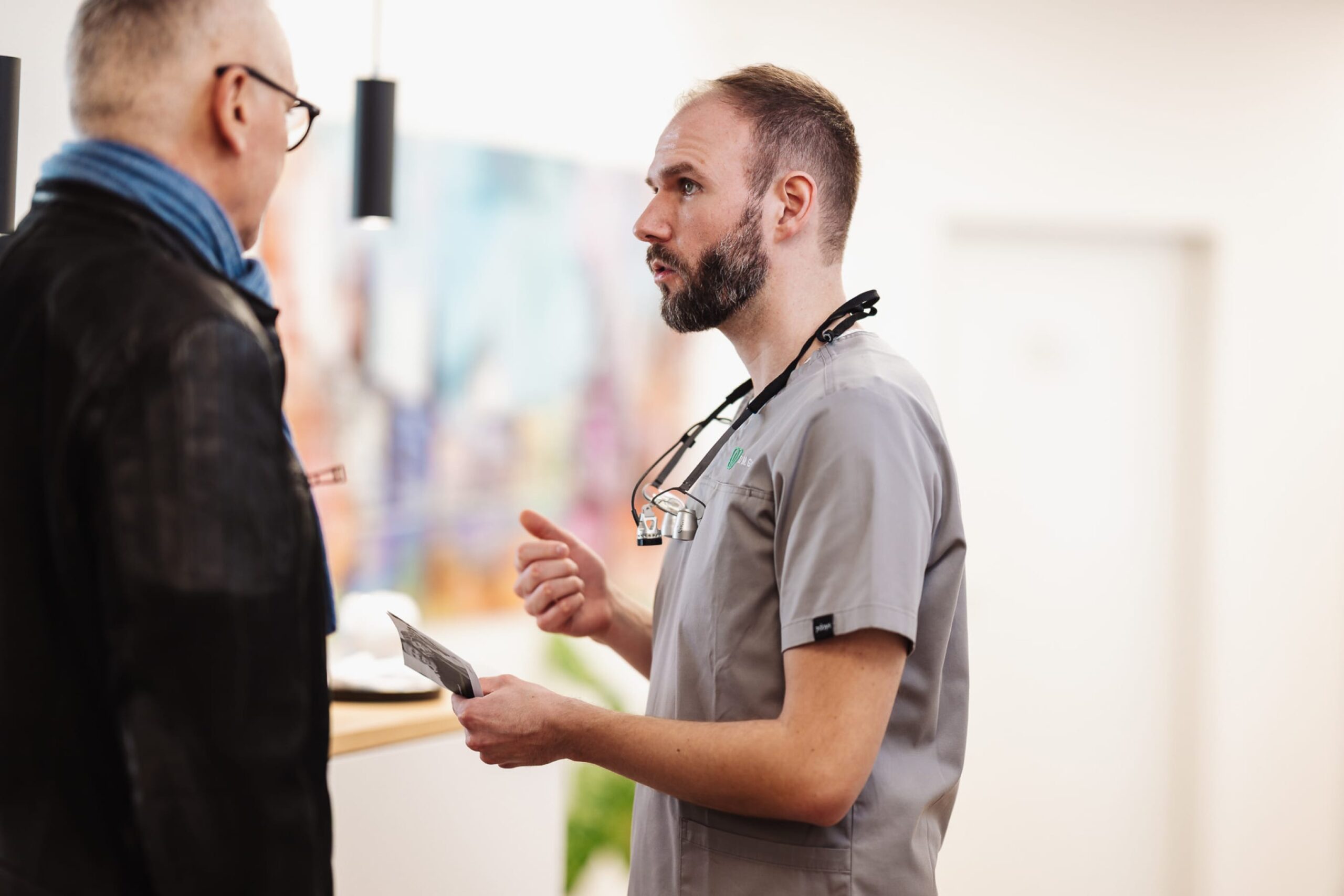 Dr. Marvin Gernart im Gespräch mit einem Patienten