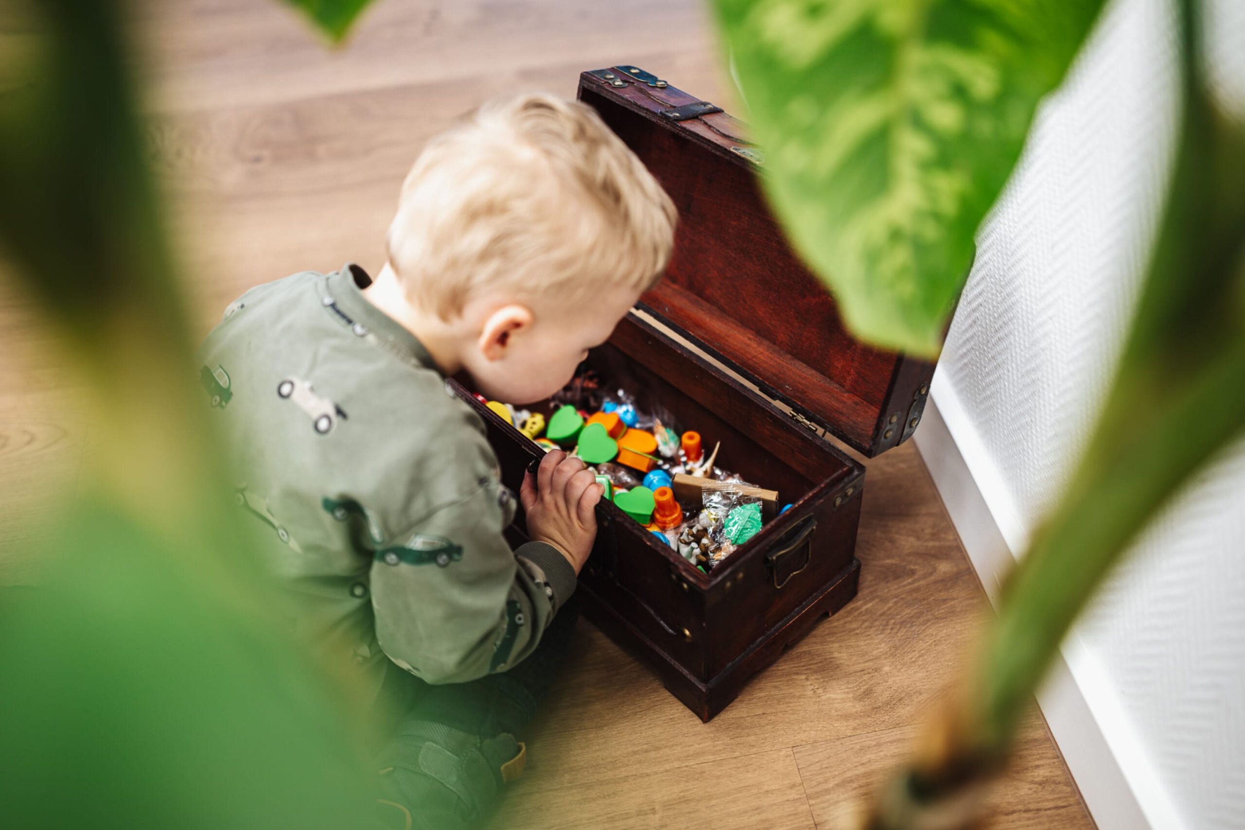 Kind schaut in die eine Schatztruhe mit kleinen Geschenken nach der Behandlung