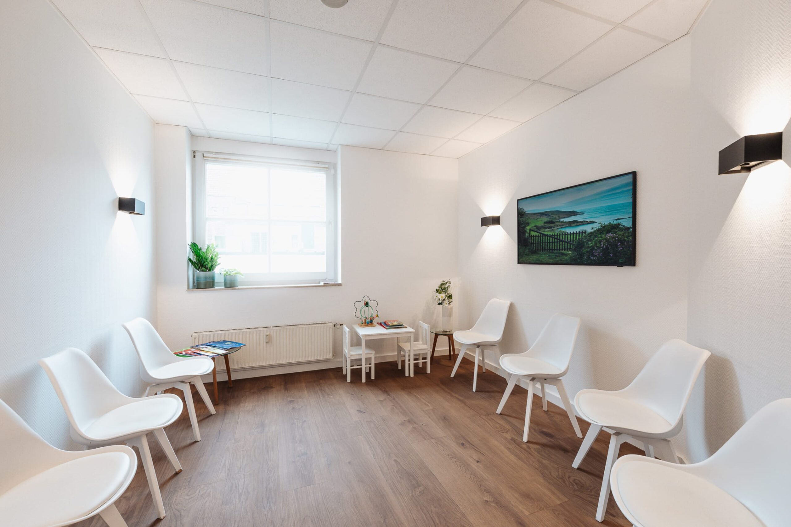 Modernes, helles Wartezimmer